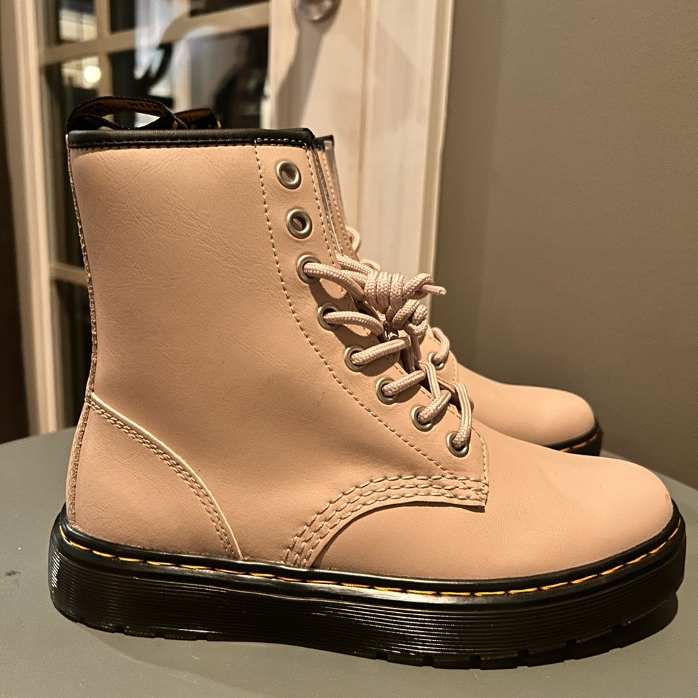 *NEW* Women's Dr. Martens Zavala Combat Boots SIZE 6